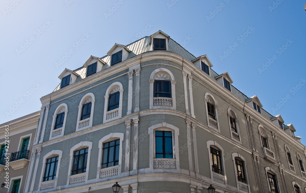 Fototapeta premium Old Angled Grey Building Under Blue Sky