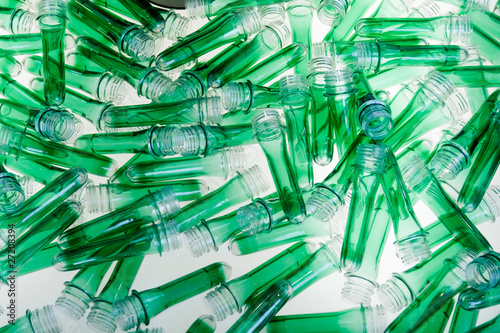 Grüne Kunststoffröhrchen