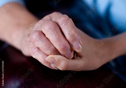 enfant qui tient la main de sa grand-mère