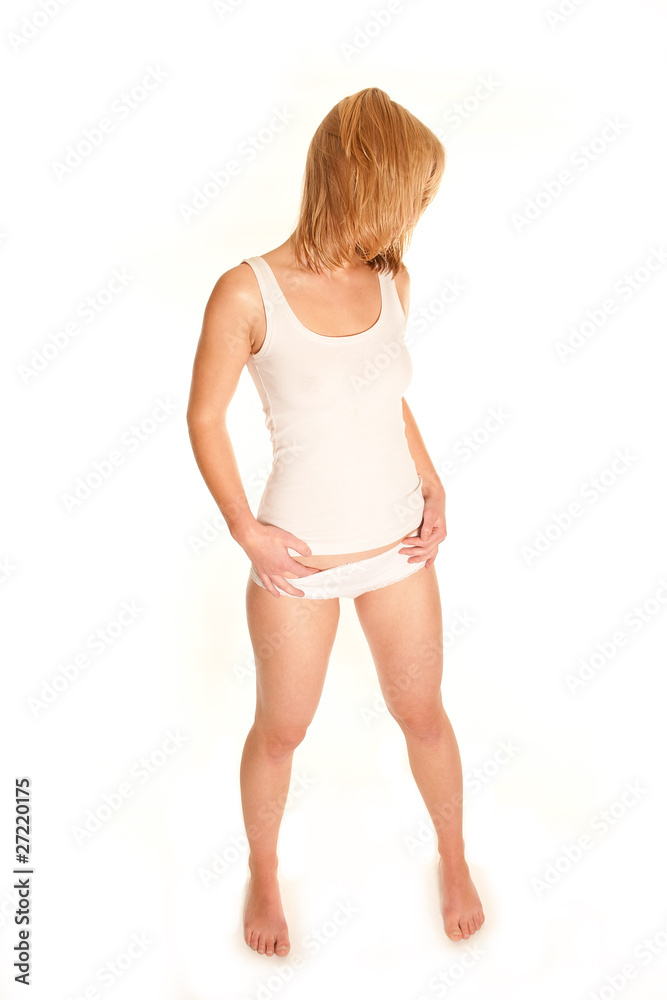 Obraz premium Junge Frau in weißem Shirt und weißem Höschen