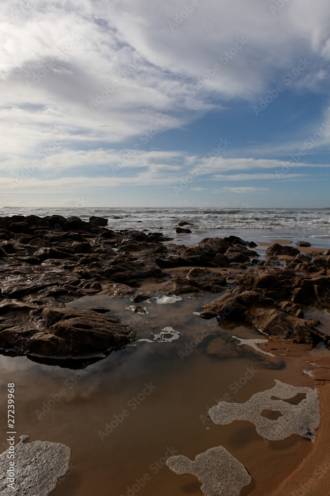 plage,rochers, soleil et nuages