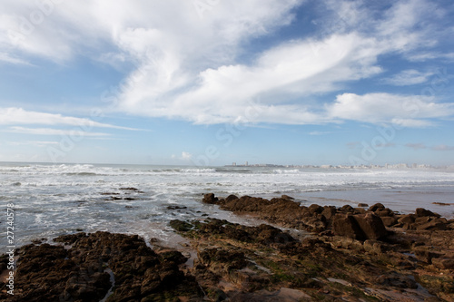 plage rochers  soleil et nuages