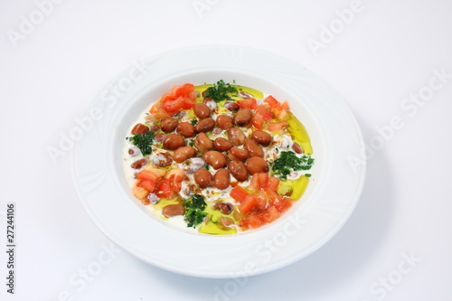 piatto di fagioli e verdure in yogurt della cucina araba