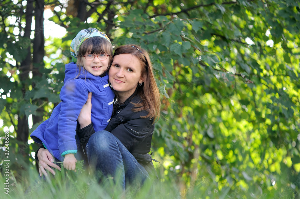Obraz premium Young mother with her daughter