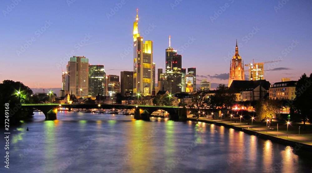 Frankfurt-Main bei Abenddämmerung