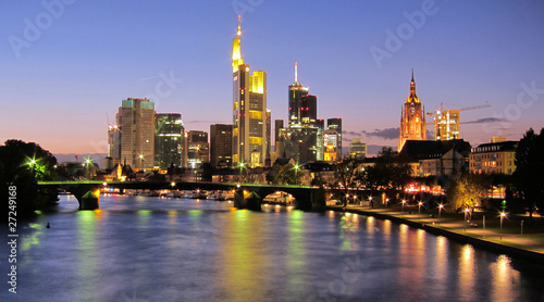 Frankfurt-Main bei Abendd  mmerung