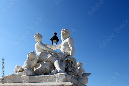 Statue du jardin des Tuileries à Paris © Atlantis