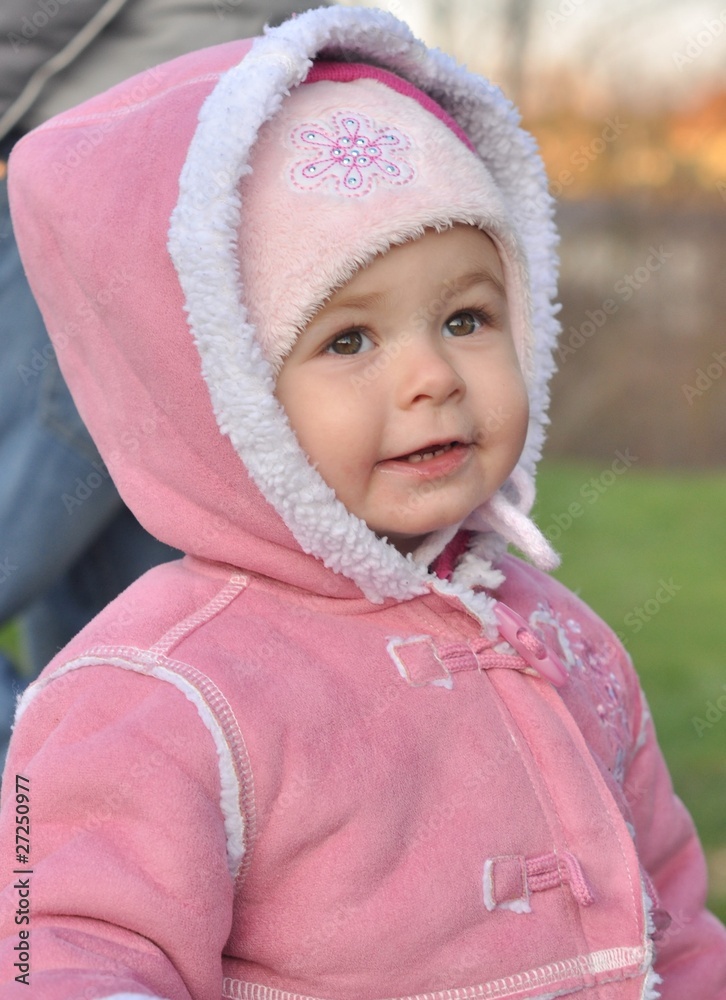 enfant dans un manteau rose enfant dans un manteau rose