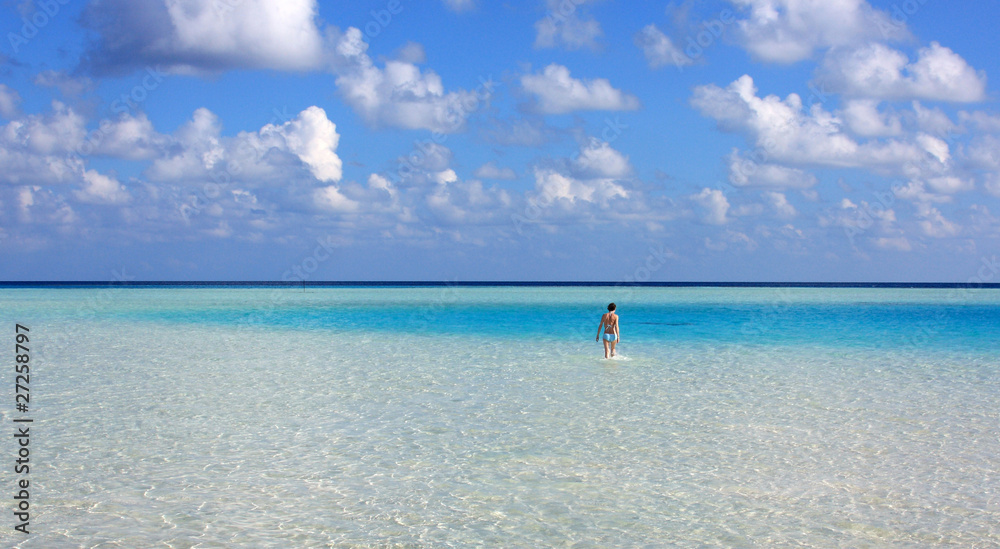 baigneuse dans un lagon bleu des îles maldives