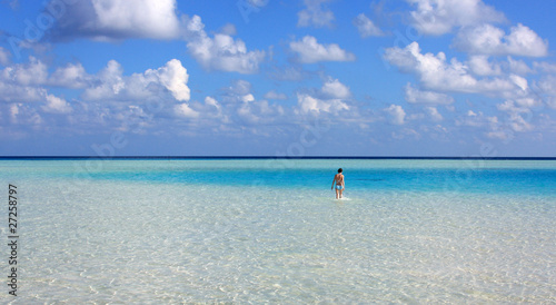 baigneuse dans un lagon bleu des   les maldives