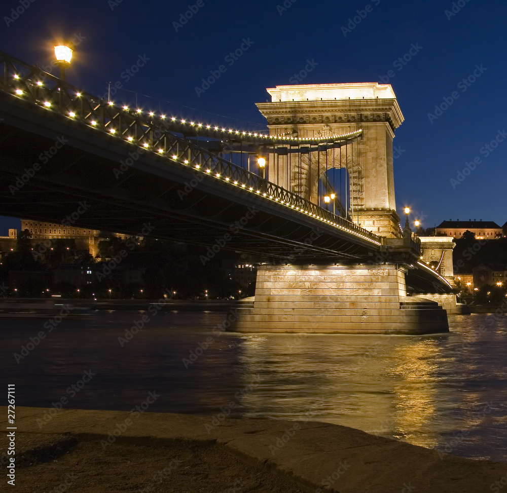 Obraz premium The Chain Bridge in Budapest, Hungary by night