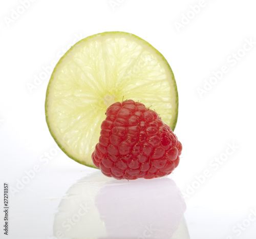 Limette und Himbeeren