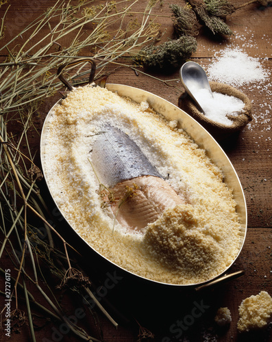 Fototapeta Naklejka Na Ścianę i Meble -  Saumon en croûte de sel
