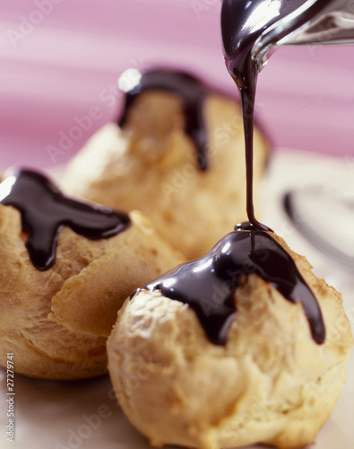 Profiteroles au chocolat photo