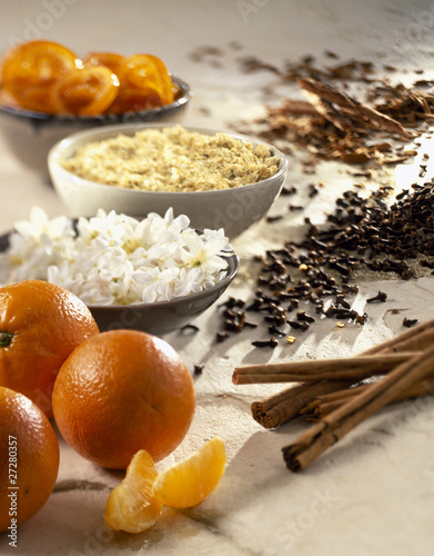 Fototapeta Naklejka Na Ścianę i Meble -  Epices, fleurs et oranges confites