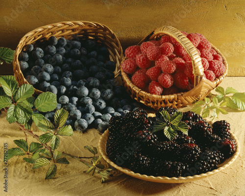Fototapeta Naklejka Na Ścianę i Meble -  Paniers de fruits rouges