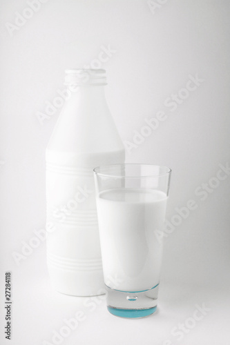 Bouteille et verre de lait