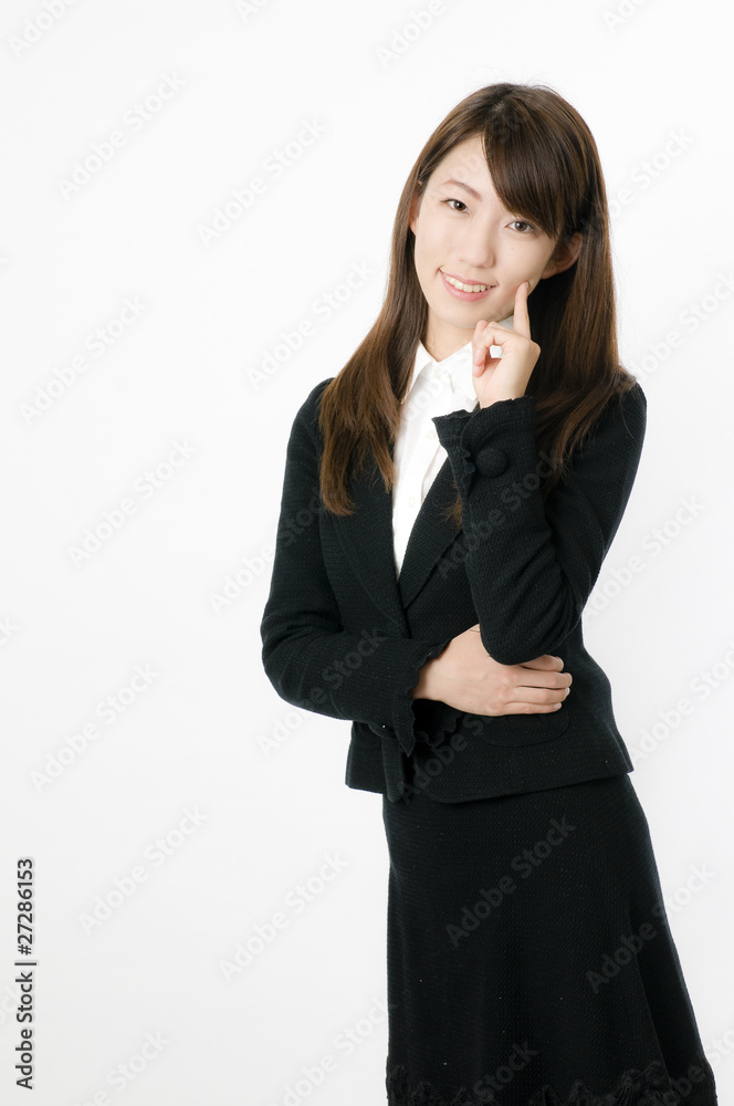 腕組みする女性社員 腕組みする女性社員