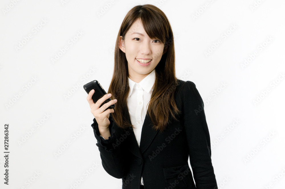 スマートフォンを操作する女性社員 スマートフォンを操作する女性社員