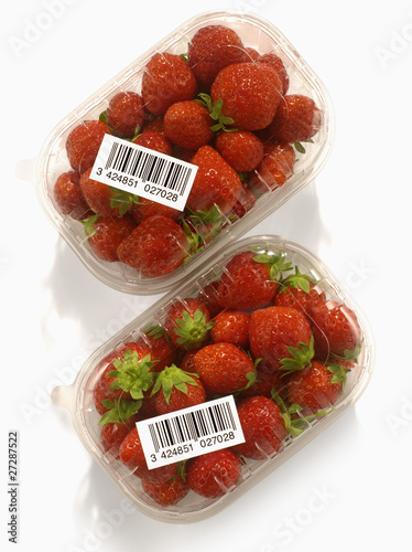 Fototapeta Naklejka Na Ścianę i Meble -  Deux barquettes de fraises industrielles