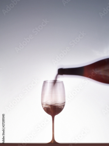 Verser du vin rouge dans un verre 