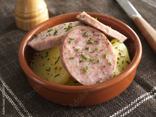 Salade de saucisson et pommes de terre photo