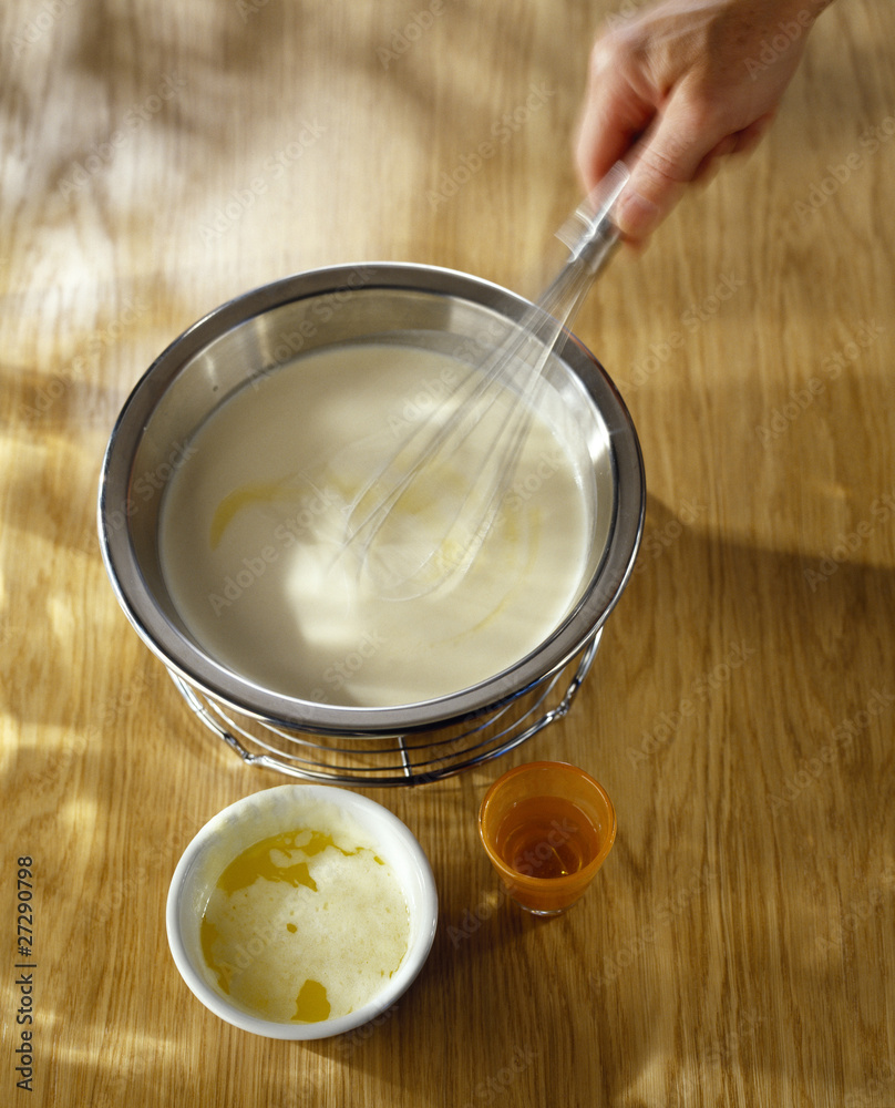 Ajouter du lait et du beurre fondu au mélange farine et oeufs Ajouter du lait et du beurre fondu au mélange farine et oeufs