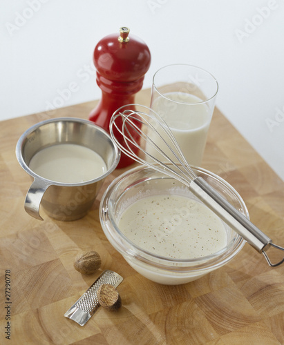 Râper la noix de muscade dans le mélange lait et crème 