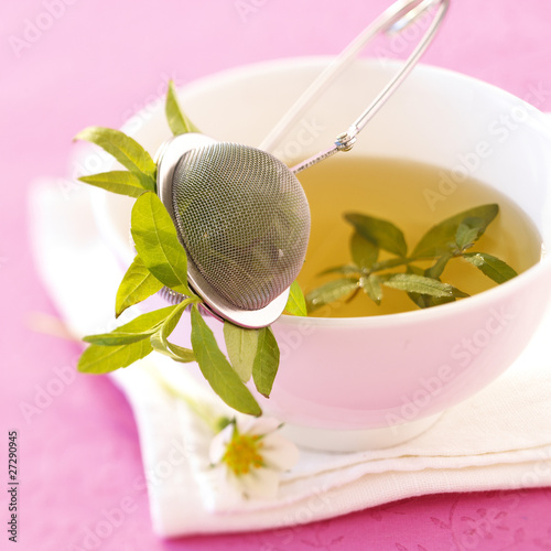 Fototapeta Naklejka Na Ścianę i Meble -  Infusion de verveine à la vapeur de fraise 