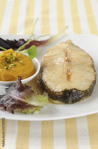 Darne de lieu jaune au sirop d'érable, purée de patate douce et lentilles corail photo