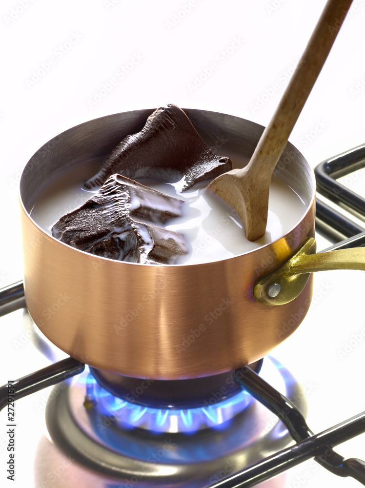 Faire fondre un morceau de chocolat dans une casserole de lait Stock Photo  | Adobe Stock