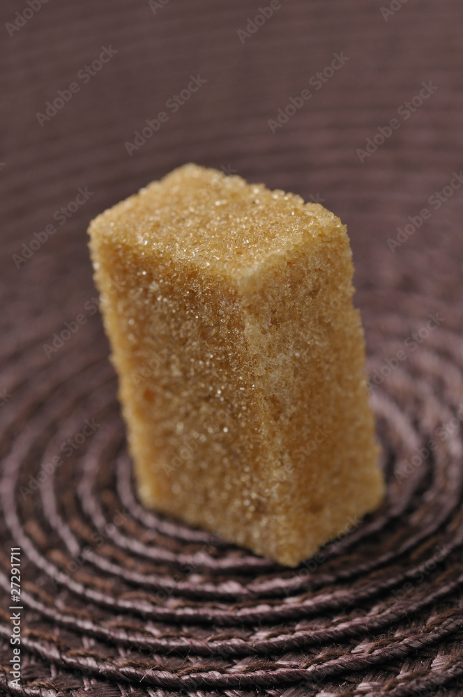 sucre roux en morceaux Stock Photo
