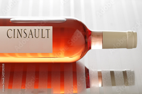 Fototapeta Naklejka Na Ścianę i Meble -  Bouteille de Cinsault avec étiquette