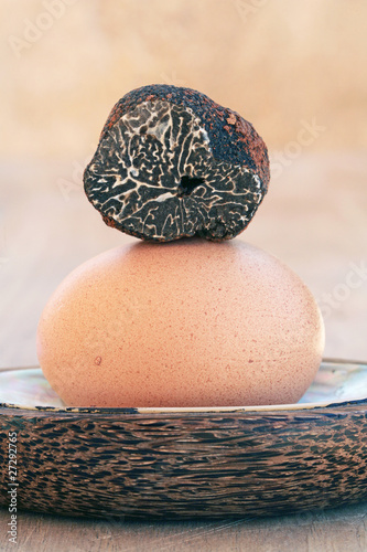 Fototapeta Naklejka Na Ścianę i Meble -  Truffe brumale sur oeuf