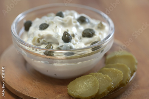Fototapeta Naklejka Na Ścianę i Meble -  Sauce tartare, câpres et rondelles cornichon