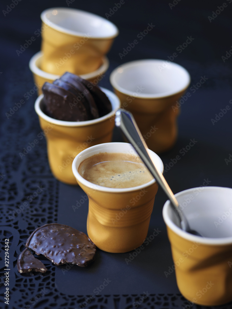 Gobelets de café et biscuits au chocolat Gobelets de café et biscuits au chocolat