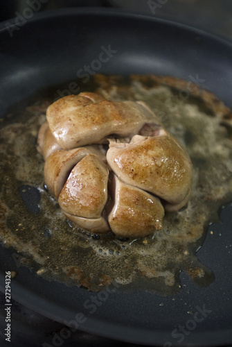 Fototapeta Naklejka Na Ścianę i Meble -  Cuisson de rognons de veau