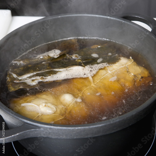 Cuire le rouleau de seitan dans l'eau et la sauce soja 