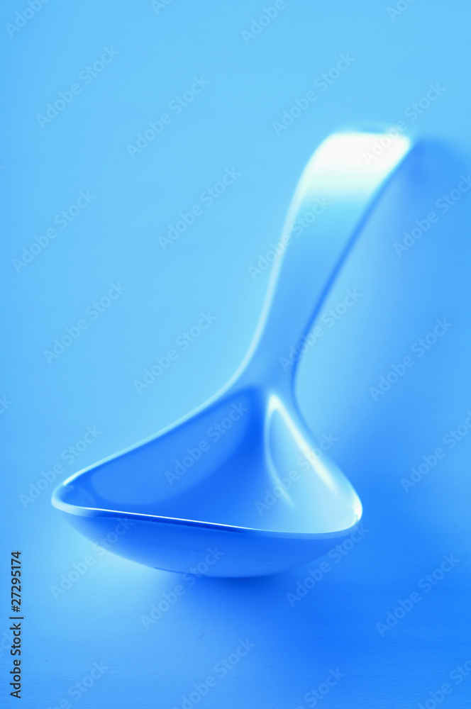 Cuillère en plastique bleue