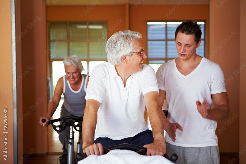 Kursleiter erklärt Spinning Kursleiter erklärt Spinning