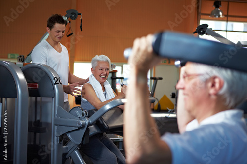Fitnesstrainer betreut Senioren photo