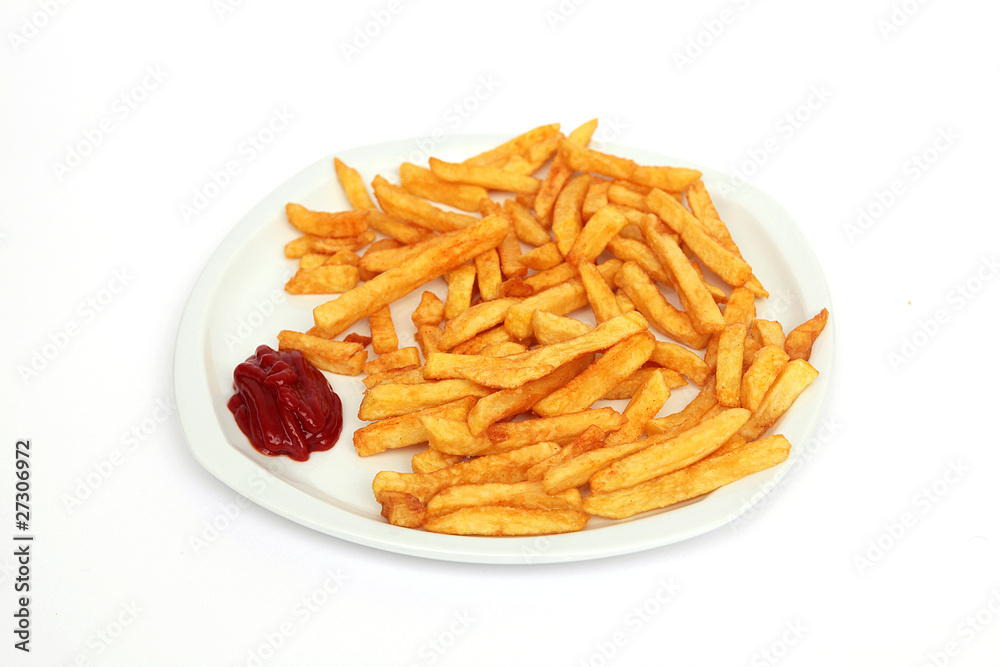 Pommes auf einem Teller auf weiß isoliert mit Ketchup Pommes auf einem Teller auf weiß isoliert mit Ketchup