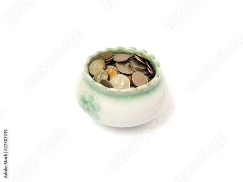 чашка наполненная старыми монетами
