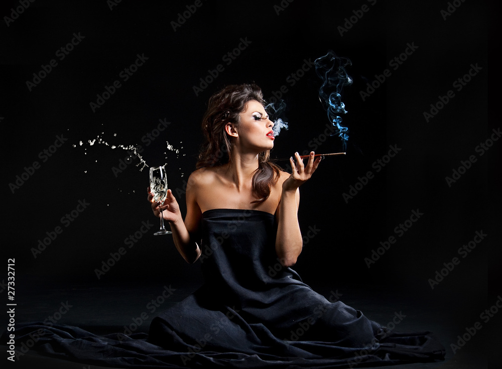 Φωτογραφία Glamour women with champagne