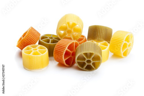 rotelle pasta isoliert auf weiß photo