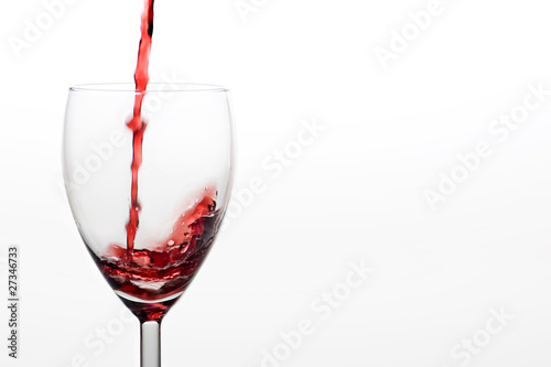 Rotwein läuft ins Glas