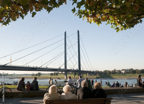 abends am rheinuferpromenade photo