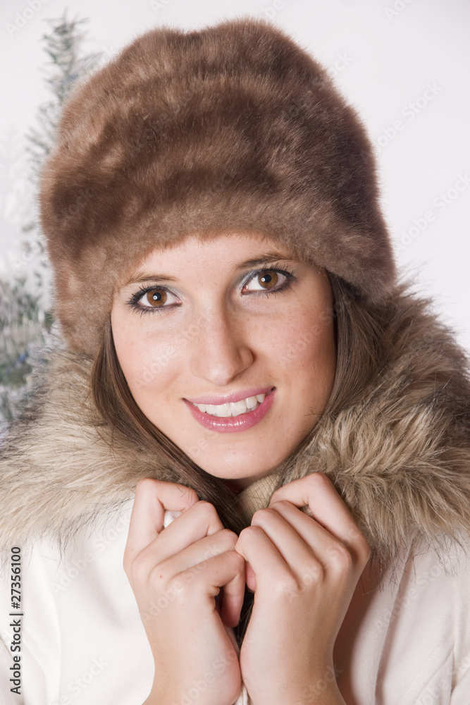 portrait d'une belle femme en chapeau de fourrure portrait d'une belle femme en chapeau de fourrure