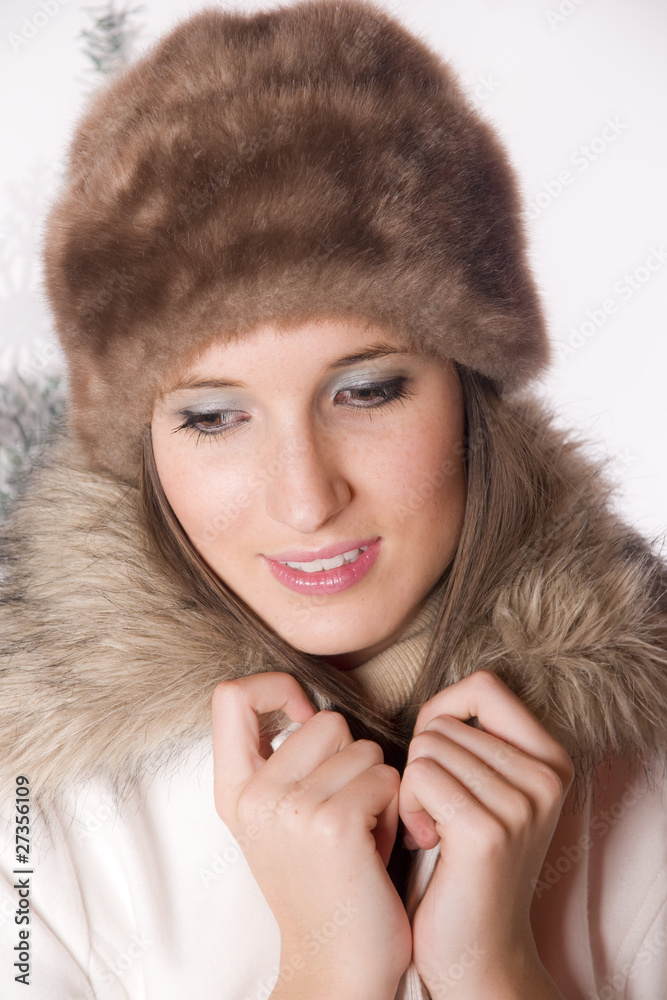 jolie femme qui baisse les yeux jolie femme qui baisse les yeux