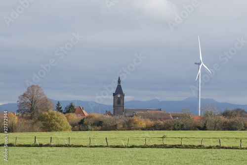 Windrad, Dorf und Kirchturm